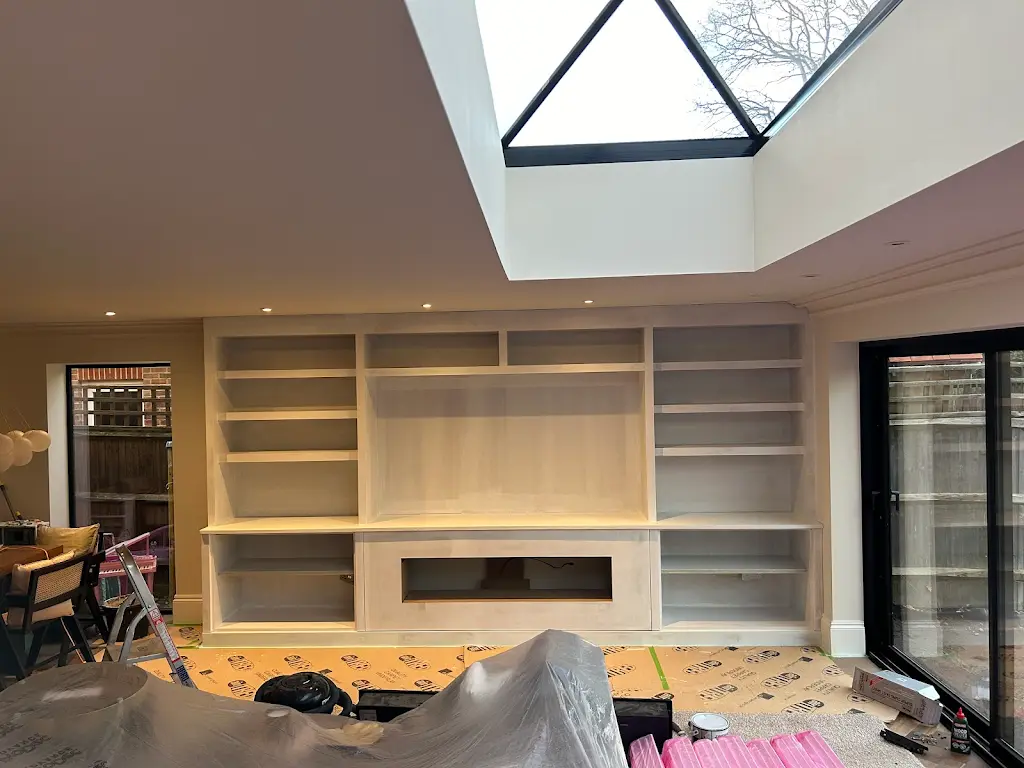 Custom shelving wall and ceiling finishing in a modern extension
